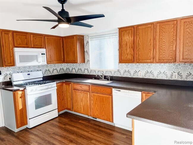 Building Photo - 1104 E Oak Dr