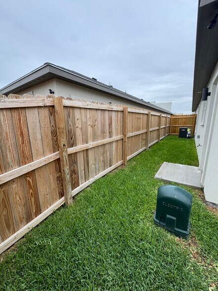Building Photo - 1803 W Violet Dr