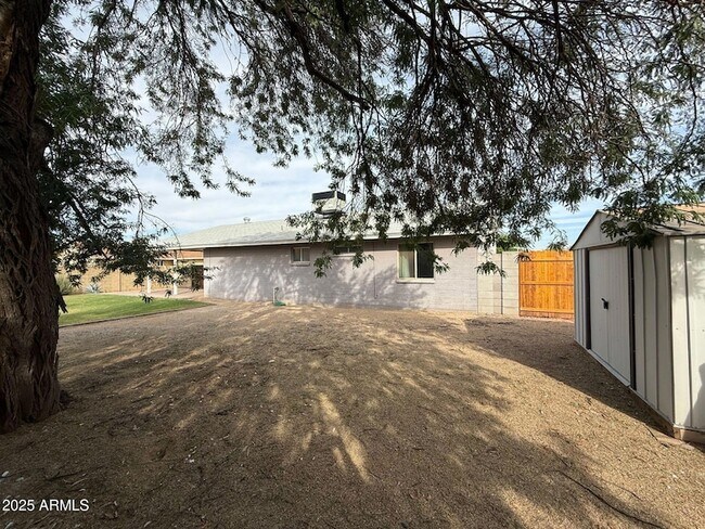 Building Photo - 2535 E Maryland Dr