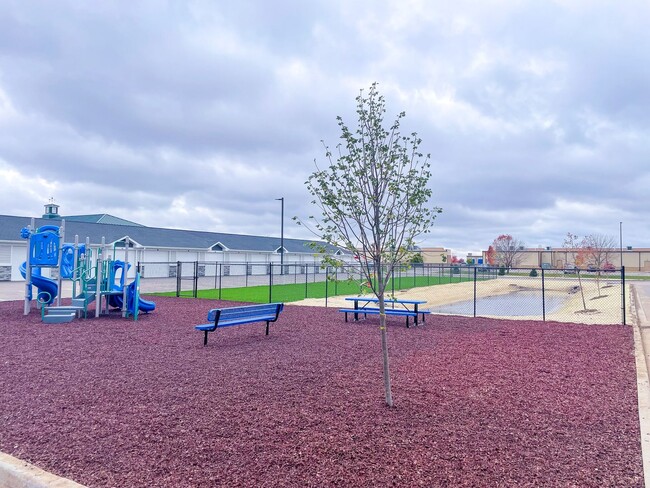 Building Photo - 1609 Doman Dr