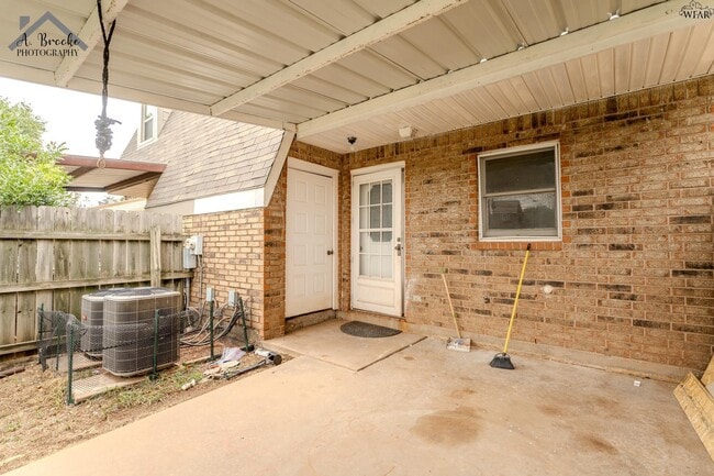 Building Photo - 1215 N Pacific Ave