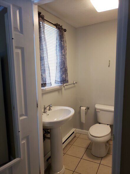 Full Bath - 507 Bennett St
