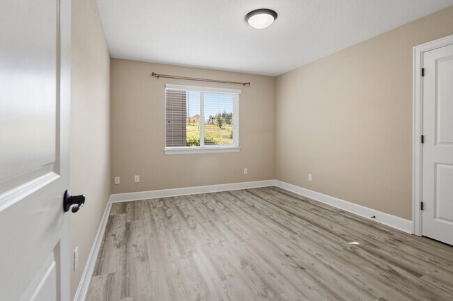 Building Photo - 5832 NW Bannister Dr