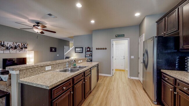 Building Photo - 3 bedrooms, 2 bathrooms in the City of Ric...