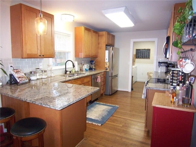 Building Photo - 125 King St