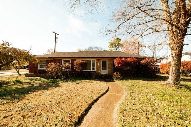 Primary Photo - Charming Old Hickory Cottage with Vintage Character