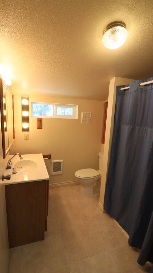 Building Photo - One bedroom house midtown Bend