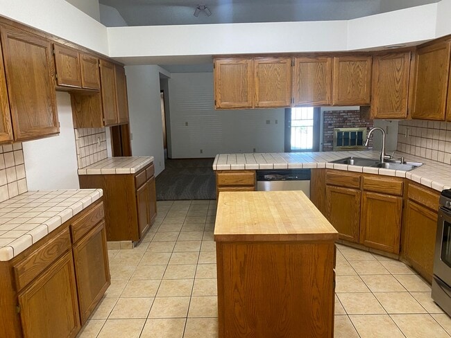 Building Photo - 3 Bedroom 2 Bathroom Golden West school di...