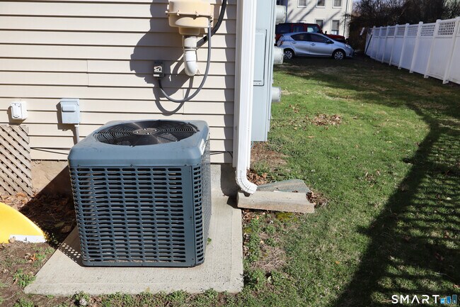 Building Photo - 25 W Silver St