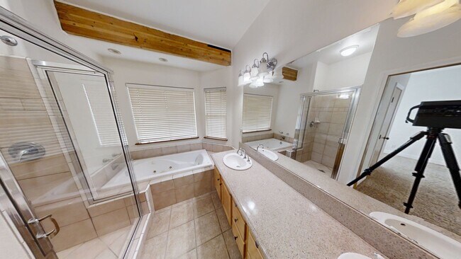 Building Photo - Spacious Single Story 3-Bedroom Home Beaut...