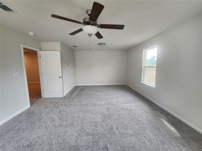 Building Photo - 1050 Sunny Lk Dr