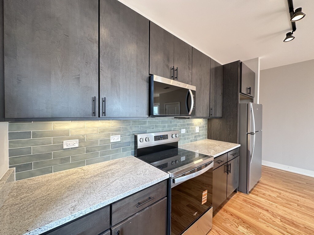 Building Photo - 2100 W 18th Pl