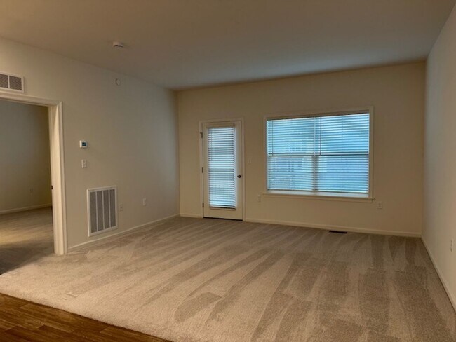 Building Photo - 7884 Oakbrook Dr