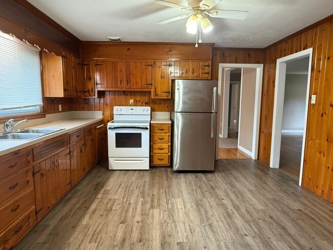 Building Photo - 3bed / 2 bath house near Race Track!