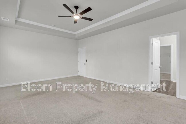 Building Photo - 450 Carrara Dr