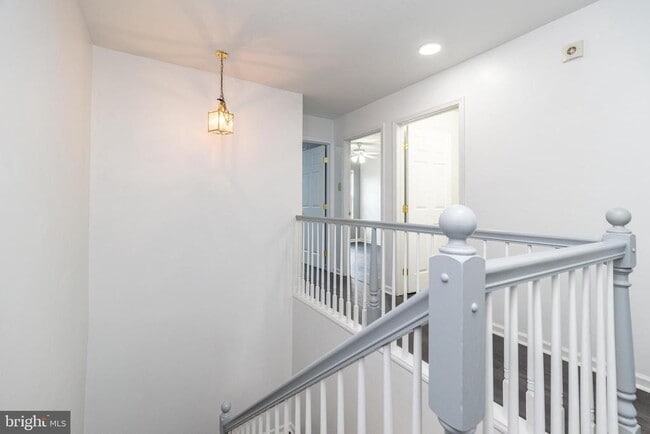 Building Photo - 483 Fort Hill Cir