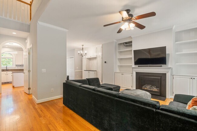 Building Photo - Beautiful Southern Village townhome - Furnished - Mid / Long Term lease options