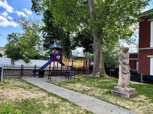 Building Photo - 46 Fairgate Dr