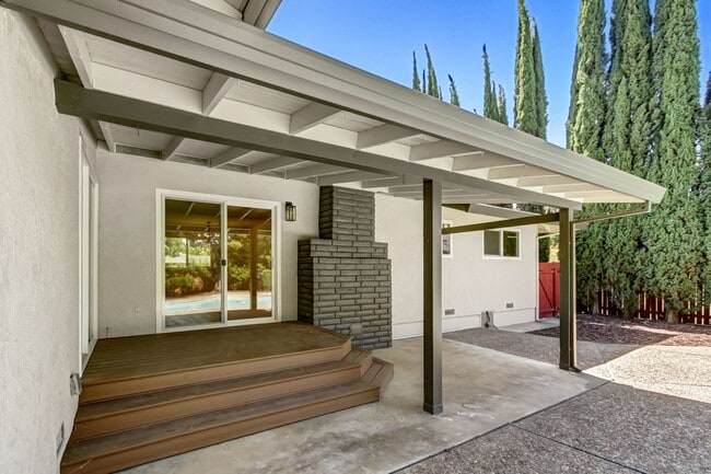 Building Photo - High-End 4-Bedroom Retreat | Designer Kitchen | Resort-Style Backyard & Pool!