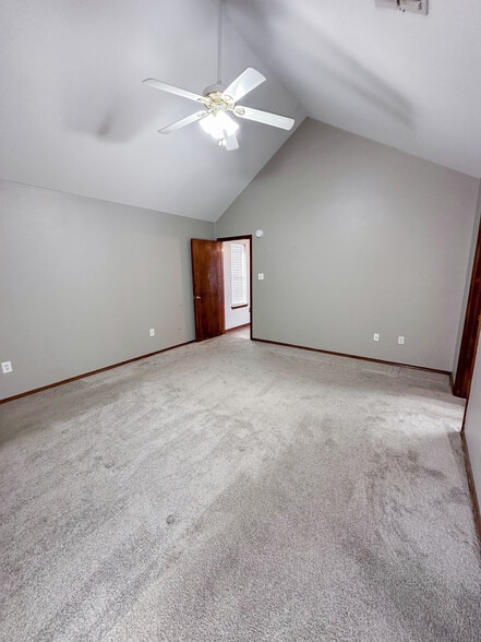 Building Photo - 4510 SW Wendy Dr