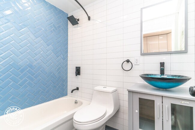 Building Photo - 2289 Pacific St