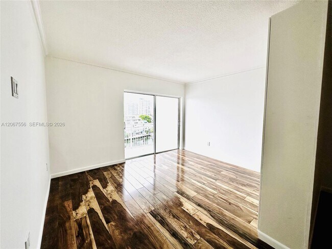 Building Photo - 400 Kings Point Dr