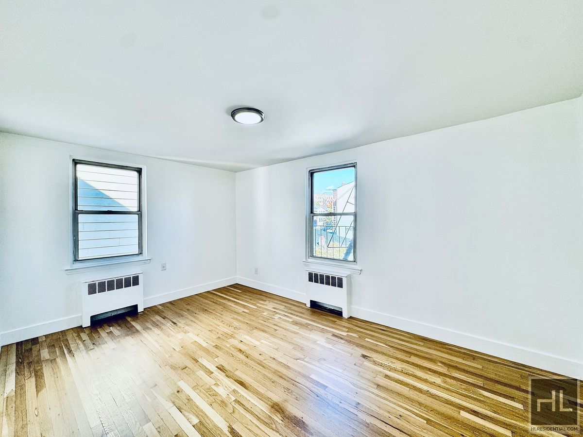 Building Photo - Newly Renovated 2 bedroom apartment spanni...