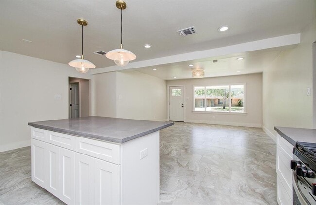 Building Photo - 624 Willow Ln