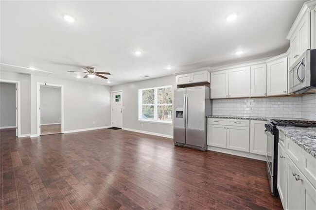 Building Photo - 250 Maple St