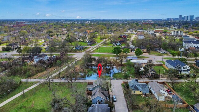 Building Photo - Historic Houston Charm with Modern Comfort Built In