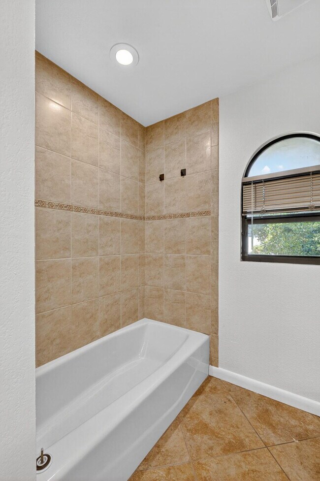 Building Photo - 1180 SW Mirror Lake Cove
