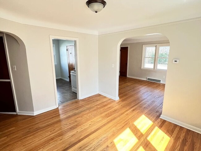 Building Photo - Walking Distance from Downtown!!!