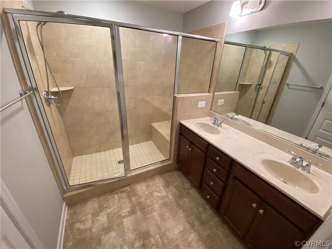 Building Photo - 8040 Rutland Village Dr