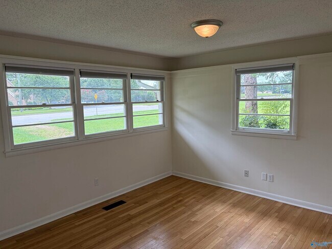 Building Photo - 8009 Whitesburg Dr