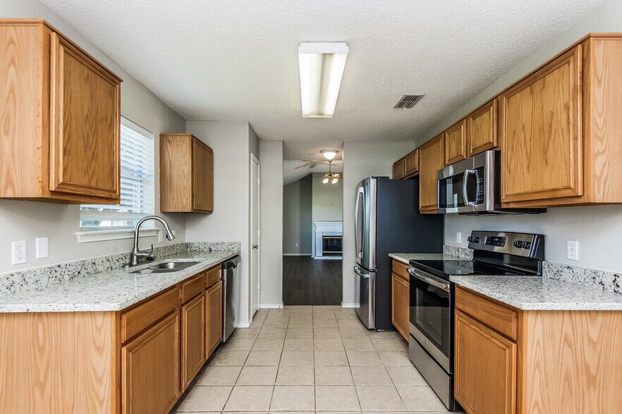 Building Photo - 10501 Shadywood Dr