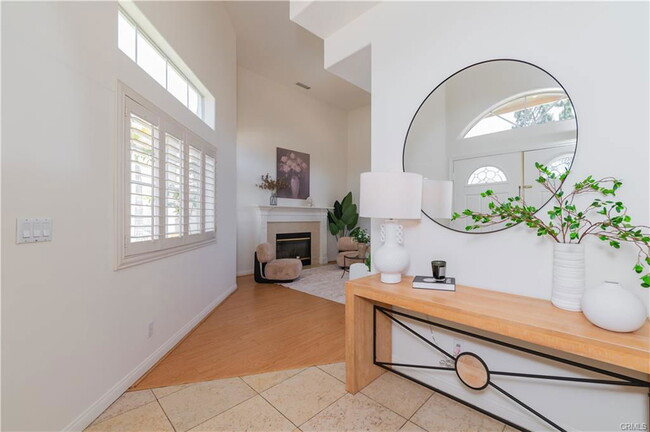 Building Photo - 338 Calle Vista