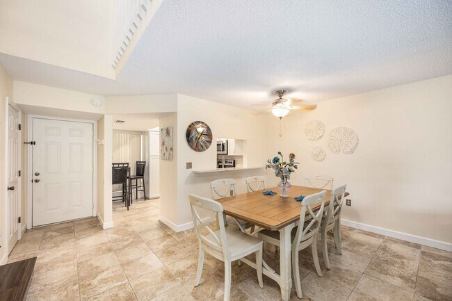 Building Photo - Seasonal or Annual 2 Bedroom, 2.5 Bathroom...
