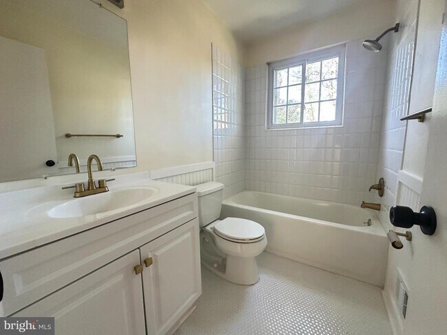 Building Photo - 804 Gregorio Dr