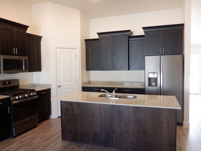 Building Photo - 3 bedroom- 2 bath Newer Construction