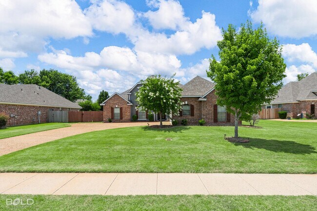 Building Photo - Check Out this 4 Bed 2 Bath with A Pool and Hot Tub