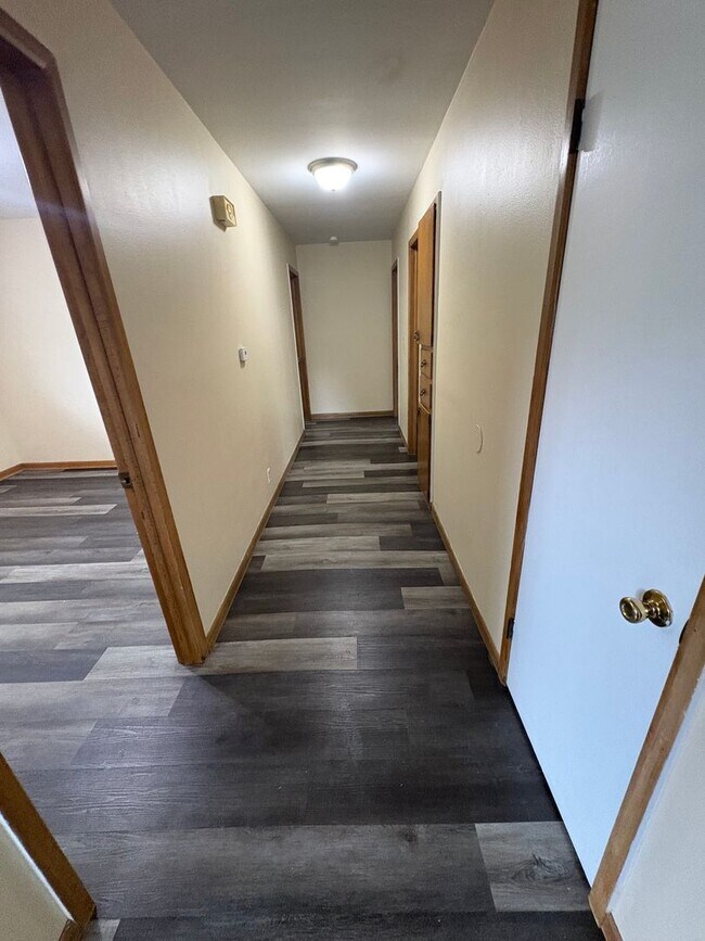 Building Photo - WOW! Look at this property ! You cant beat this price!