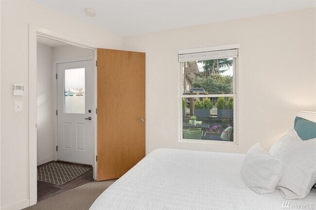 Building Photo - Stunning Townhome in the heart of Columbia City