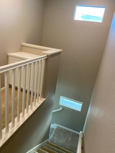 Building Photo - 527 Clover Cir