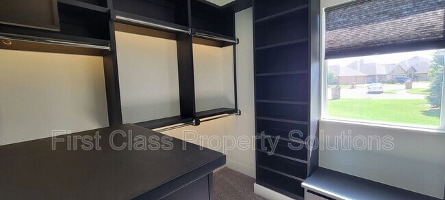 Building Photo - 5001 SW 128th Ct