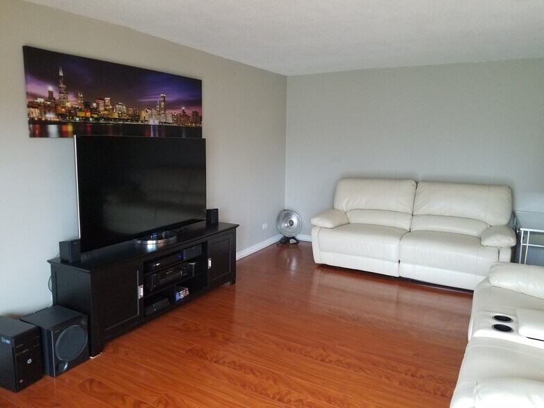 Building Photo - 111 S Baybrook Dr