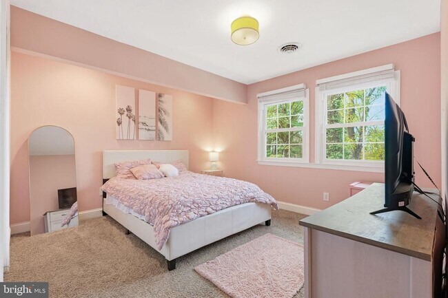 Building Photo - 5642 Jefferson Blvd