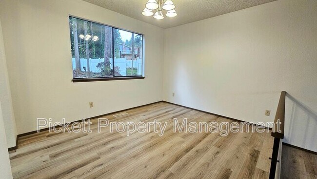 Building Photo - 5401 Pineridge Dr NE