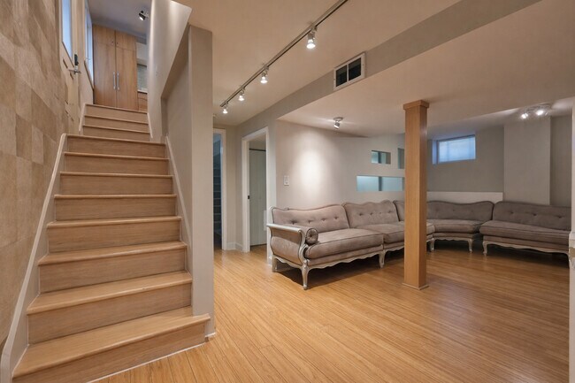 Building Photo - 419 W Briar Pl