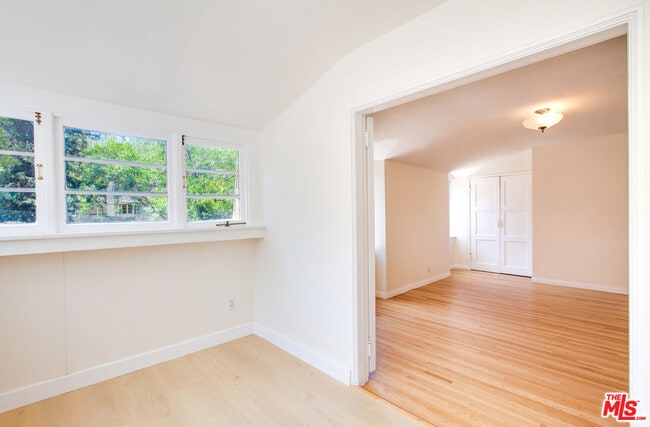 Building Photo - 10309 Chrysanthemum Ln