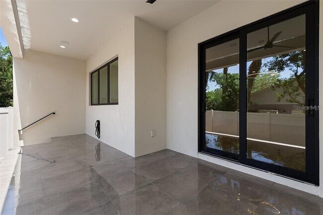 Building Photo - 222 N Hesperides St